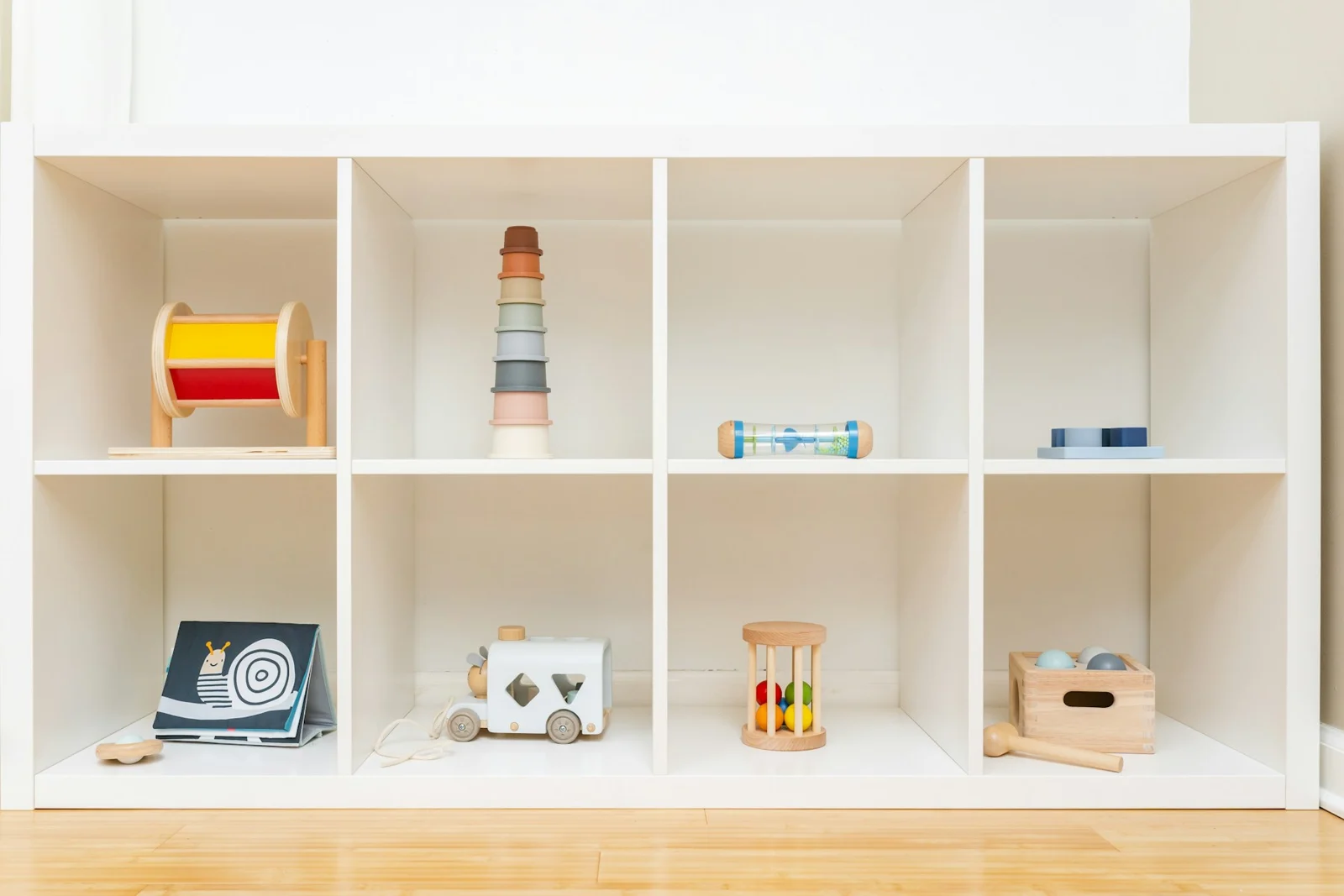 A shelf filled with lots of different types of toys；第三方摄影参考