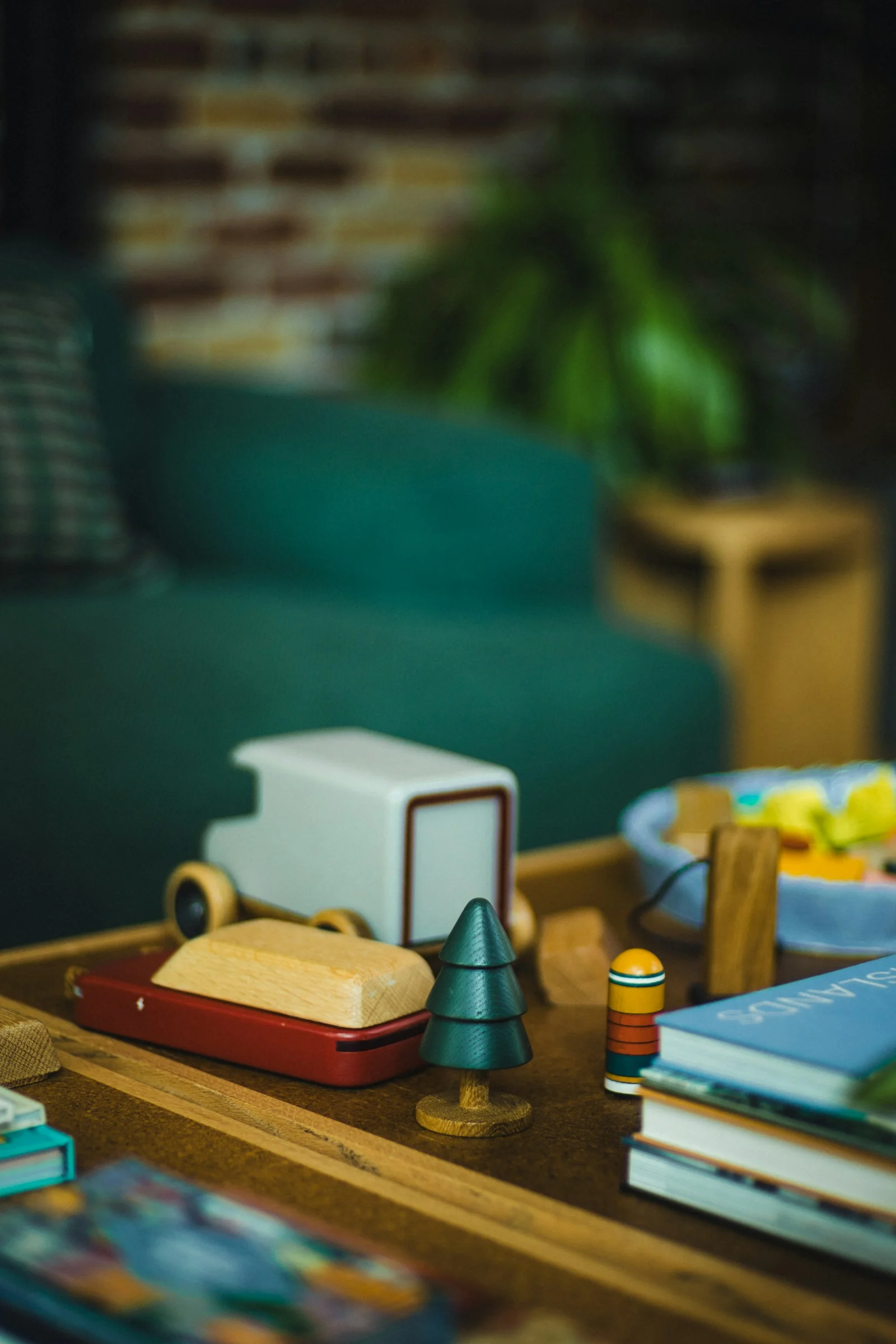 Wooden toys and books on a coffee table；第三方摄影参考